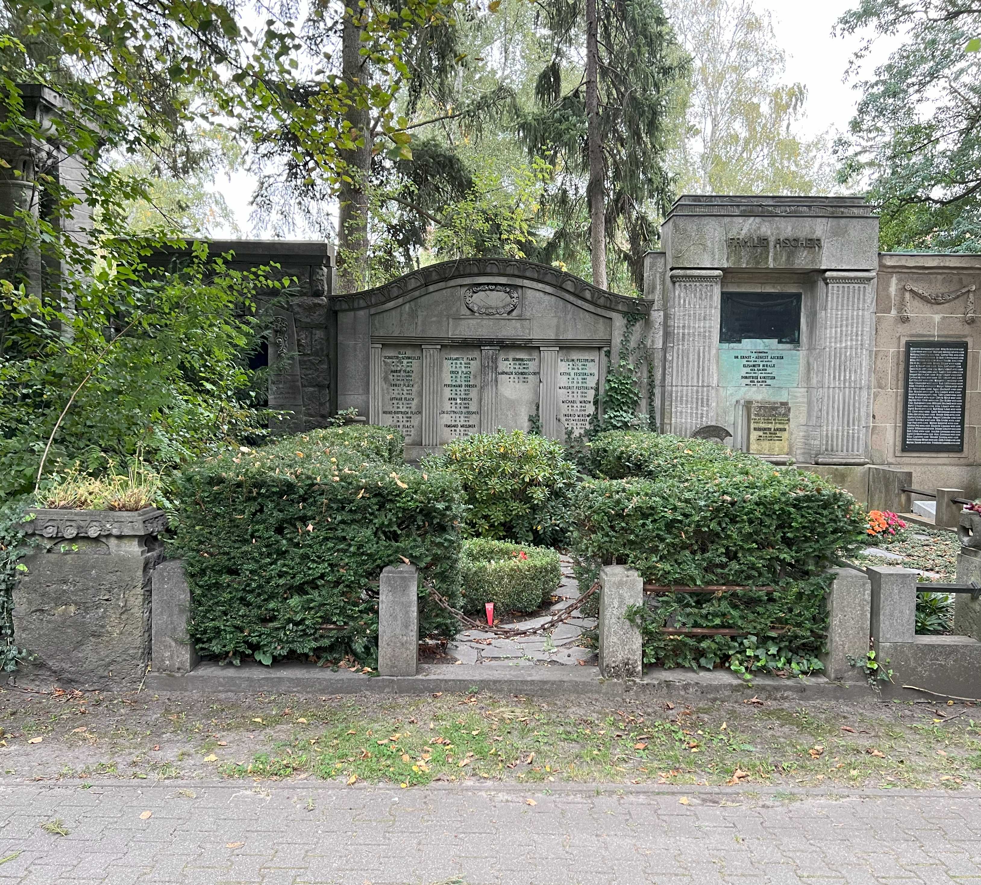 Grabstein Michael Mirow, Friedhof Wilmersdorf, Berlin